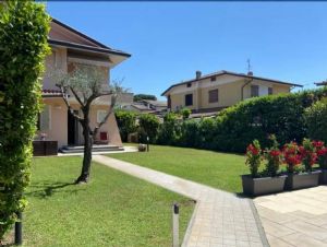 Lido di Camaiore a 1 km dal mare villa bifamiliare : bifamiliare In affitto e vendita  Lido di Camaiore